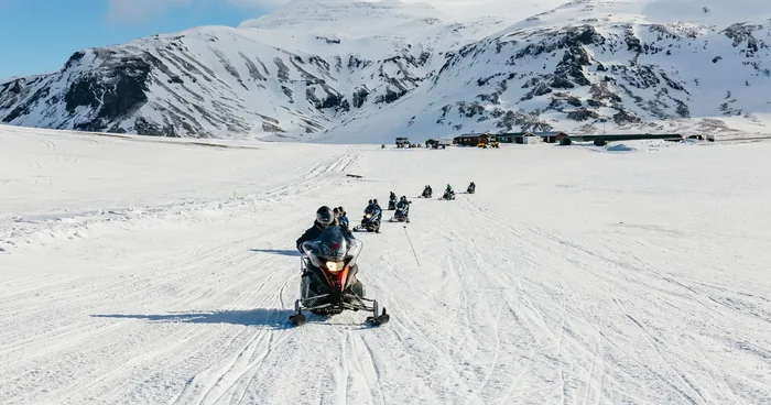 Ab Reykjavík: Golden Circle und Gletscher-Snowmobilfahrt