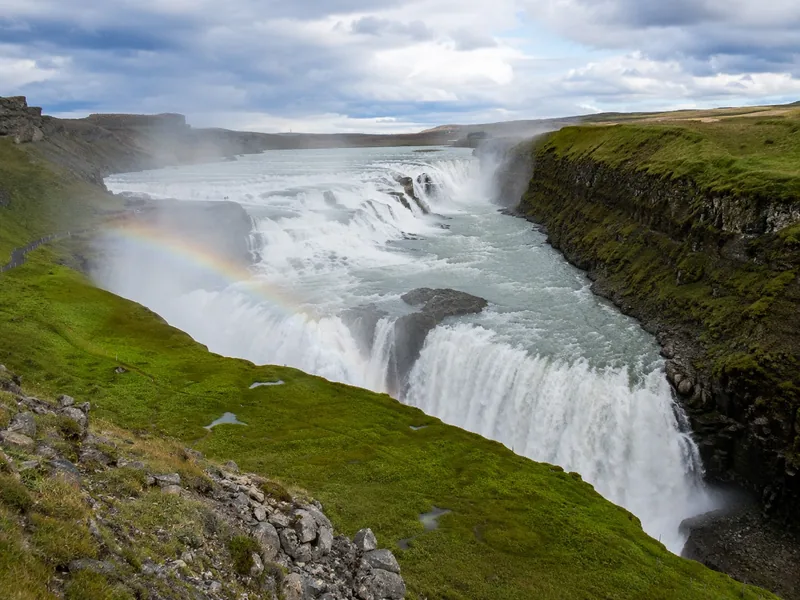 Gullfoss, der in zwei Stufen in seine Schlucht am Hvítá stürzt