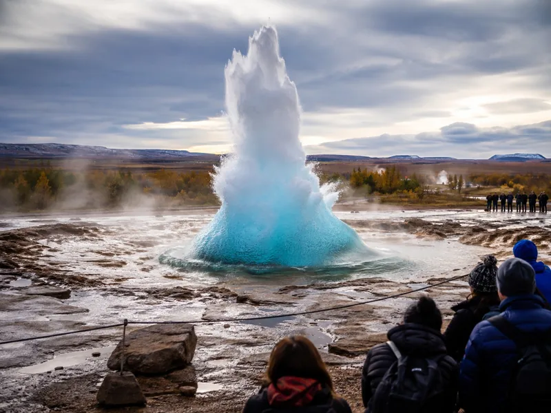 Strokkur, der im geothermischen Feld Haukadalur ausbricht