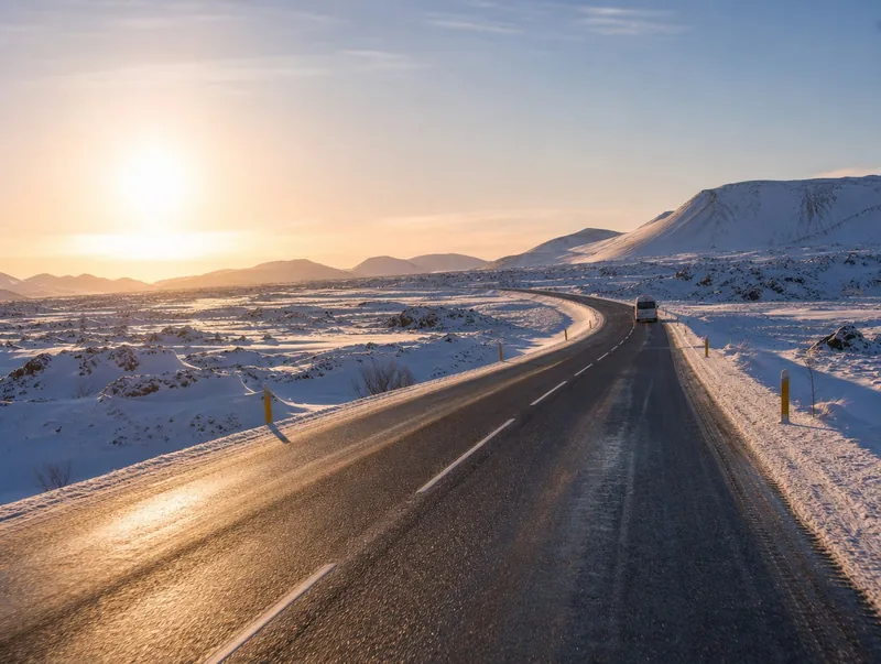 Die Rundstrecke unter Schnee: kurze Tage und echtes Eis auf der Straße zwischen Dezember und Februar